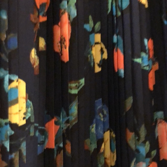 Pleated Skirt Floral Navy - Picture 3 of 4